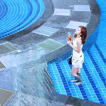 Ksl Hotel & Resort Johor Bahru Exterior foto A woman at the pool