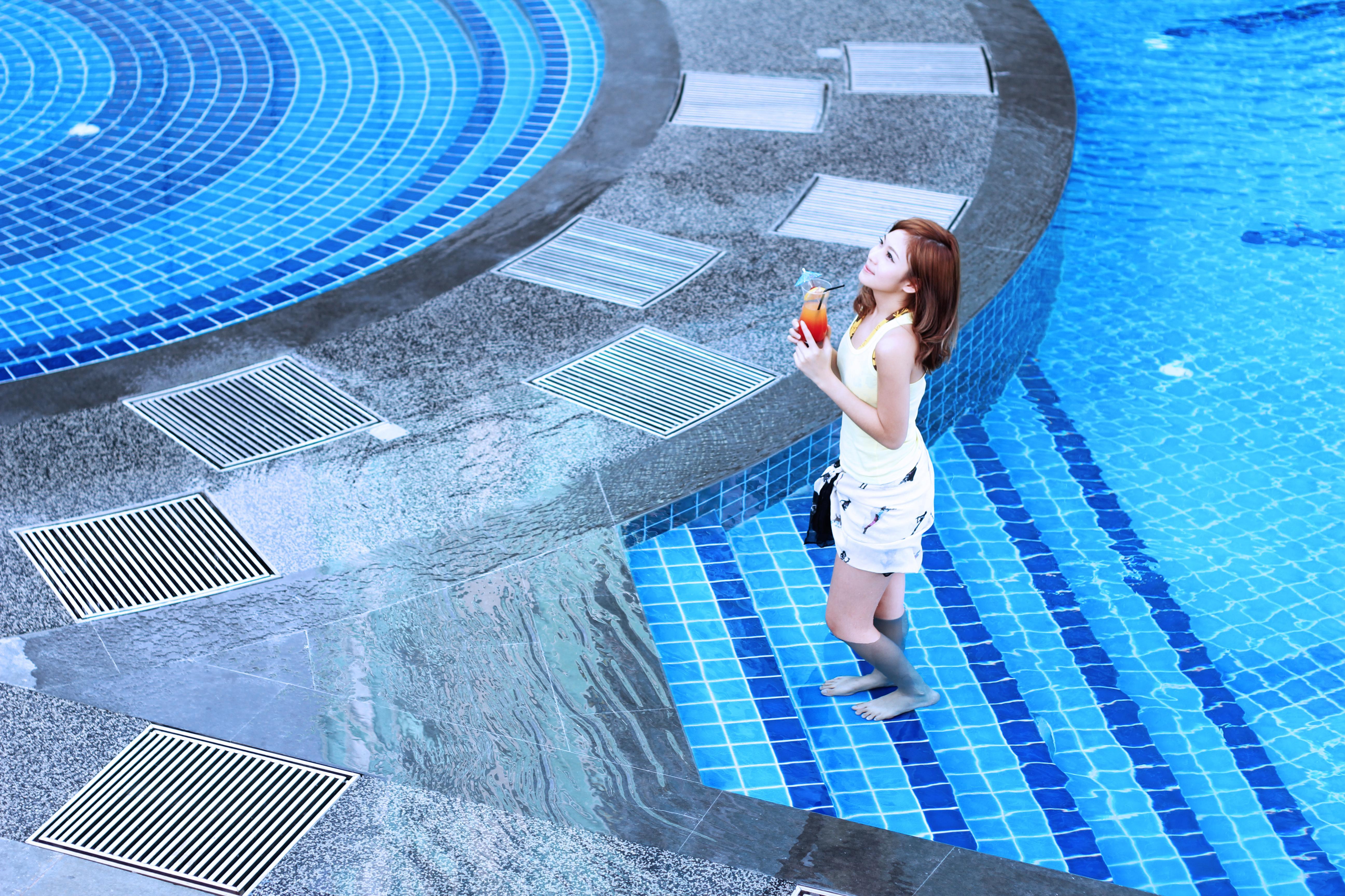 Ksl Hotel & Resort Johor Bahru Exterior foto A woman at the pool