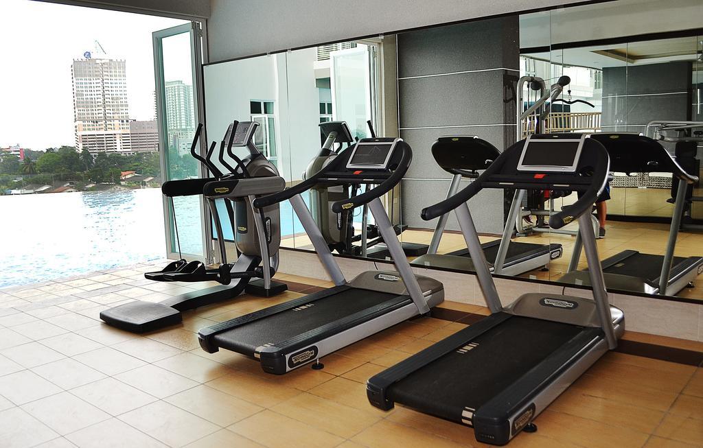 Ksl Hotel & Resort Johor Bahru Exterior foto Treadmills in a gym