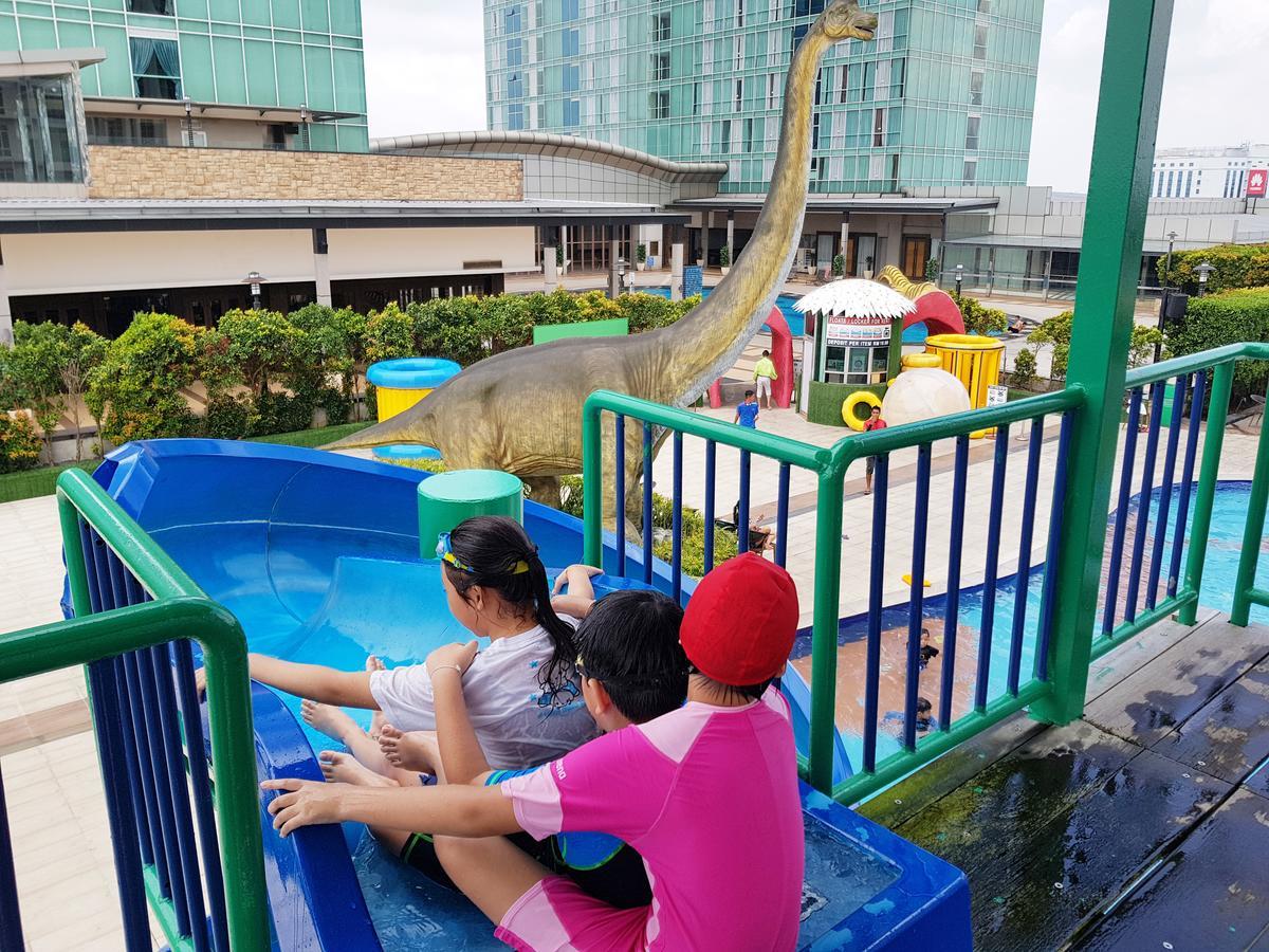 Ksl Hotel & Resort Johor Bahru Exterior foto Dinosaurs at the park