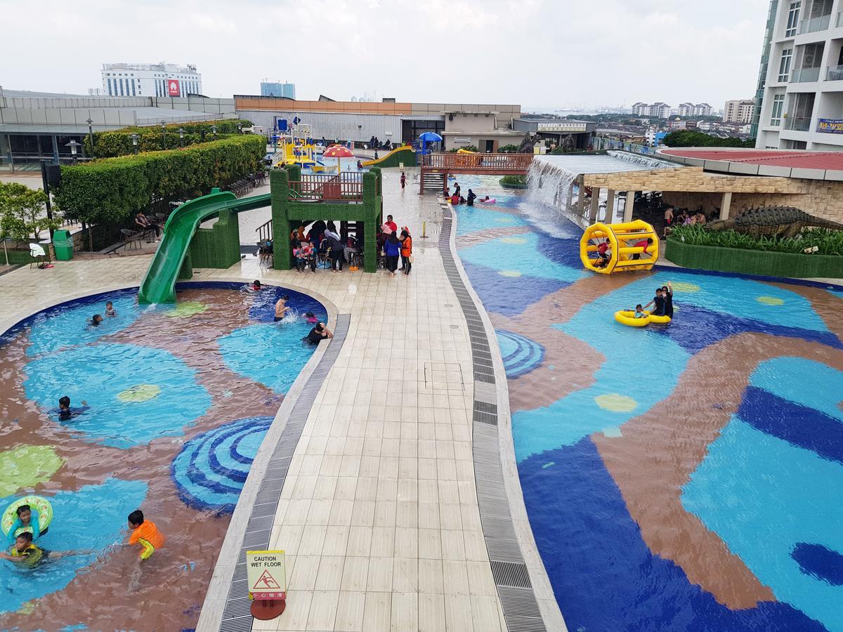 Ksl Hotel & Resort Johor Bahru Exterior foto The swimming pool at the hotel