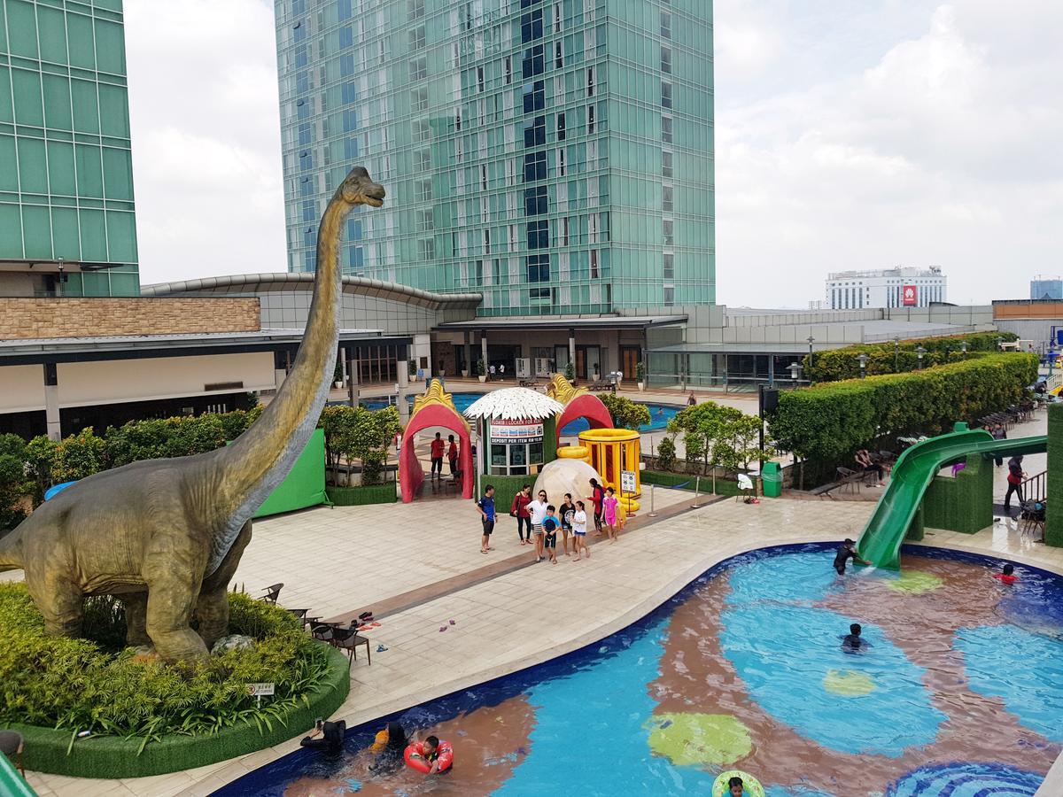 Ksl Hotel & Resort Johor Bahru Exterior foto The park's swimming pool