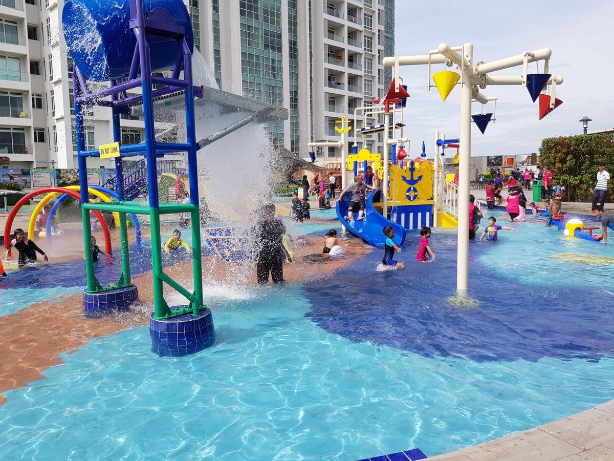 Ksl Hotel & Resort Johor Bahru Exterior foto The children's playground at the park