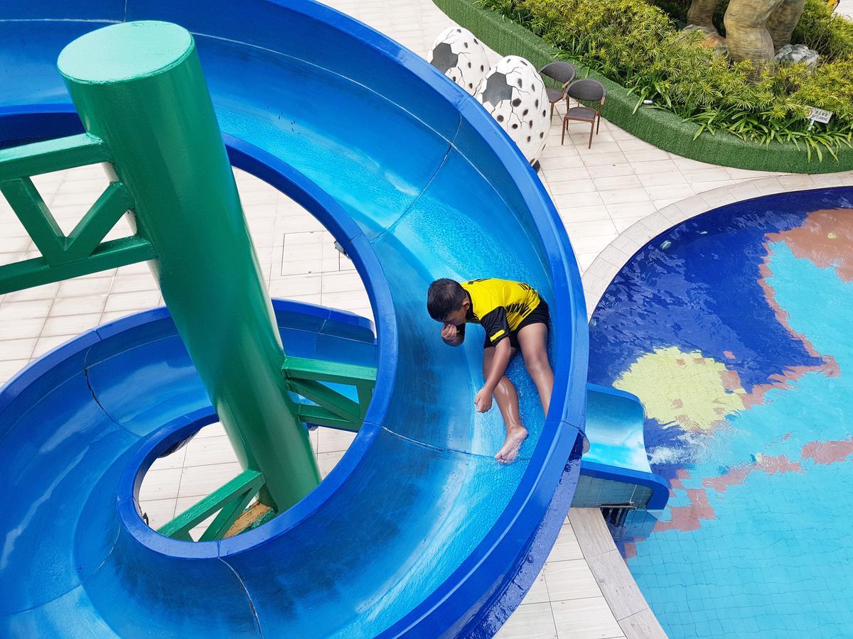 Ksl Hotel & Resort Johor Bahru Exterior foto A child playing on a water slide