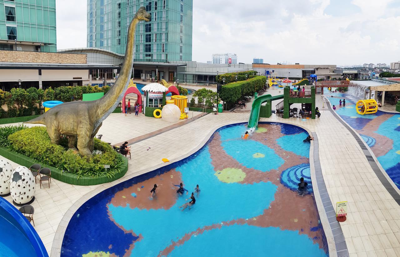 Ksl Hotel & Resort Johor Bahru Exterior foto The park's swimming pool